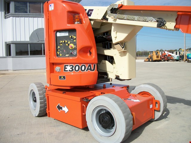 Коленчатый подъемник JLG E300 AJ